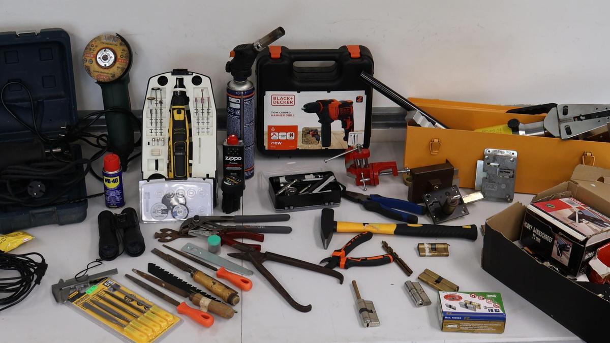 Herramientas que la Policía encontró en las propiedades de los sospechosos de los robos.