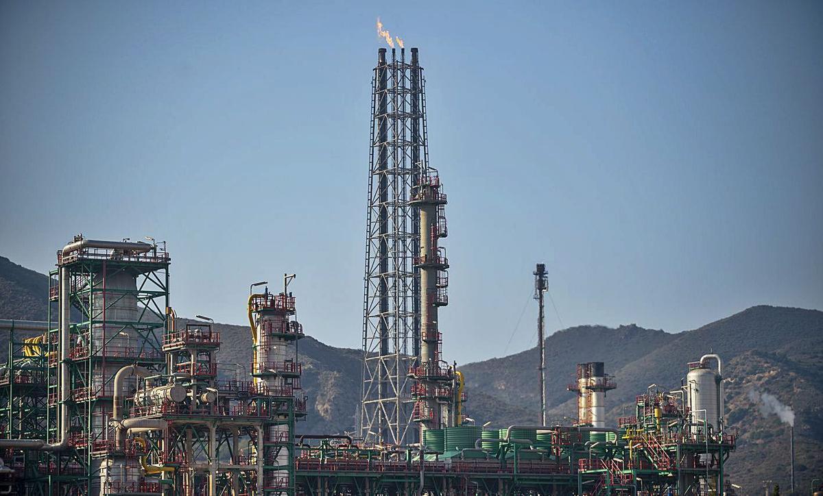 La unidad de conversión de la refinería de Repsol en Cartagena. | IVÁN J. URQUÍZAR