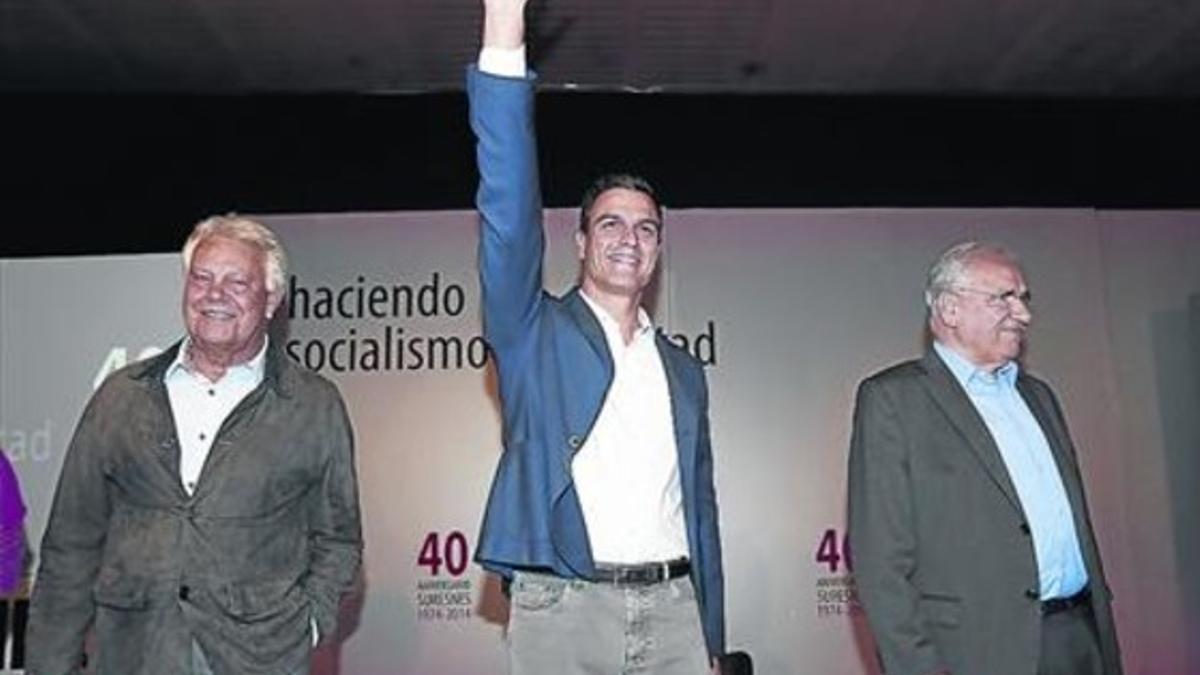 Felipe González, Pedro Sánchez y Alfonso Guerra, ayer, en Madrid.