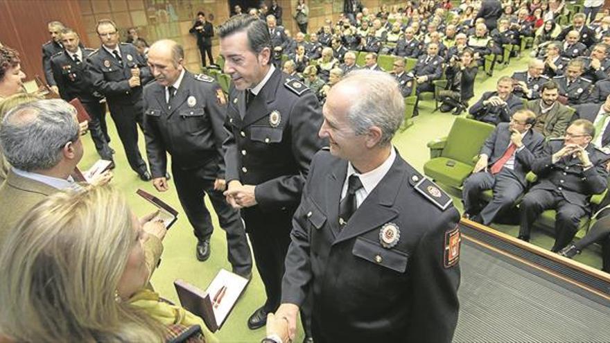 Medallas a 117 policías locales por sus 20 y 30 años de servicio