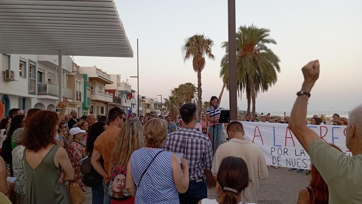 Un momento de la concentración de protesta por las obras en el paseo marítimo de Pedregalejo, el 9 de agosto..