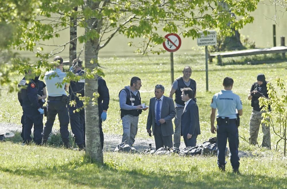 ETA entrega 120 armes i tres tones d'explosius en 8 zulos