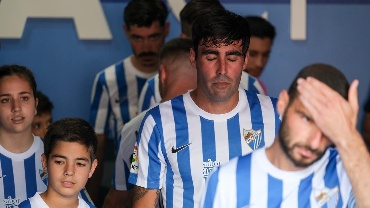 Los jugadores del Málaga CF, en el túnel de vestuarios a punto de saltar al césped de La Rosaleda.