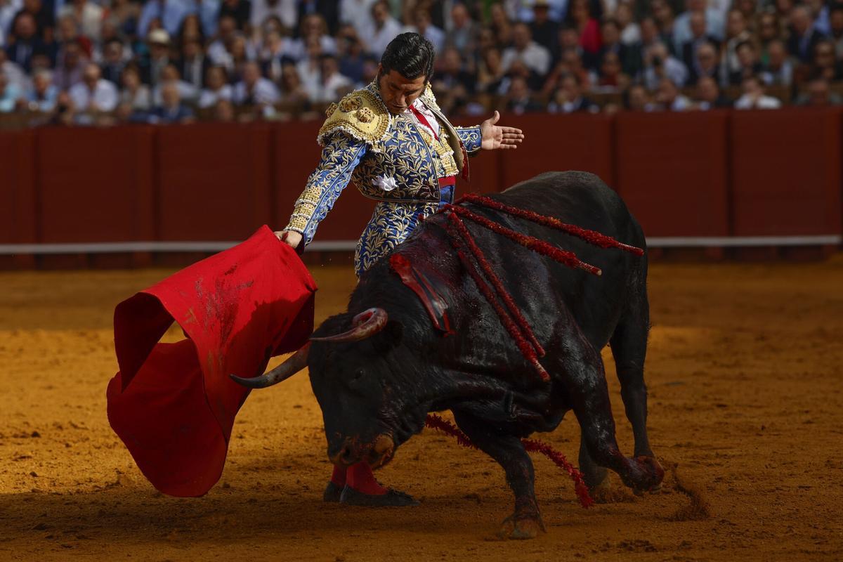 El diestro Morante de la Puebla da un pase durante la novena corrida de la Feria de Abril.