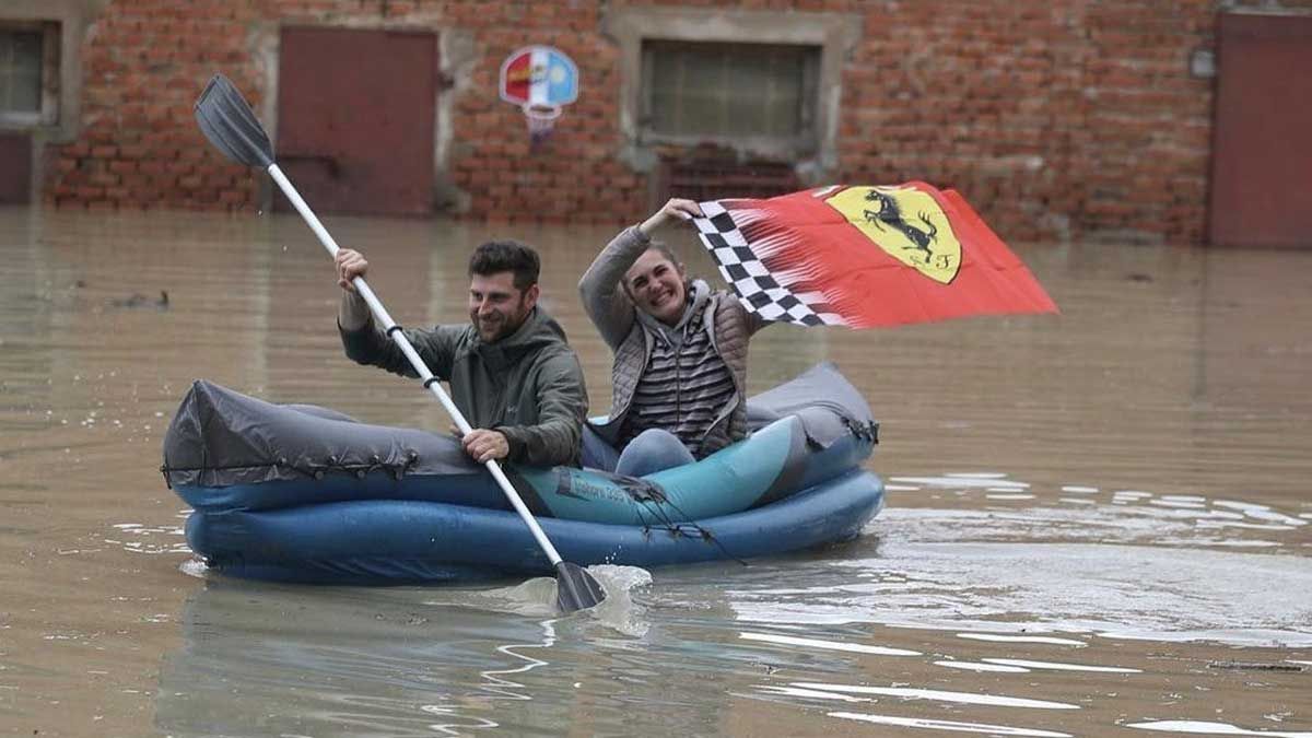 Dos aficionados de Ferrari dan su apoyo a la Scuderia pese al dantesco panorama que han dejado las inundaciones en Italia