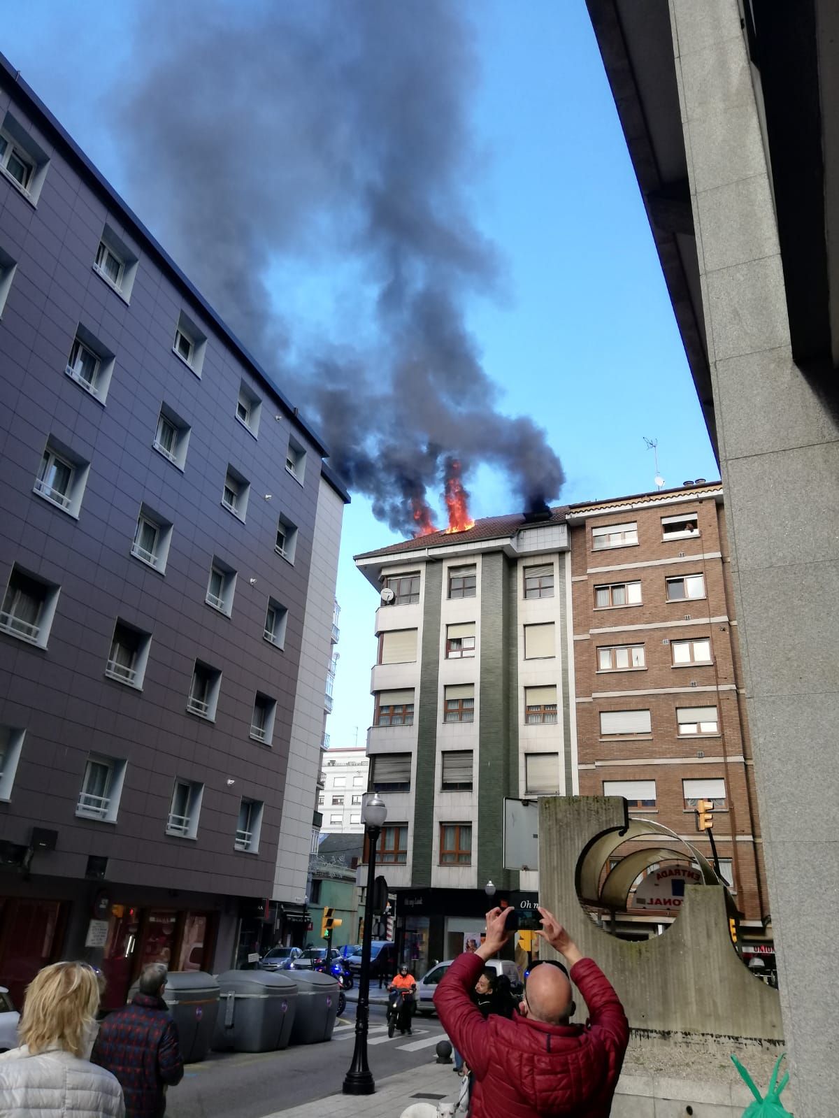 Espectacular incendio de un ático en Gijón