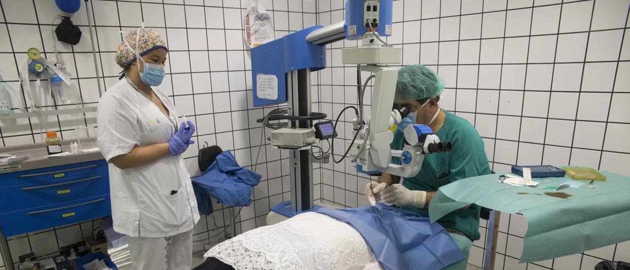 Una intervención ambulatoria de oftalmología en el Hospital Universitario de Canarias (HUC).