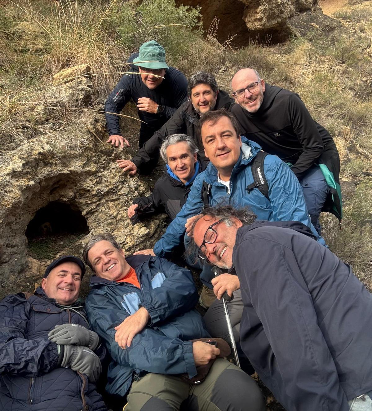 Los alumnos de la XI del colegio Aitana se suman a la tradición crevillentina de plantar el belén en la sierra, donde las formaciones naturales se prestan a dar cobijo al nacimiento