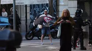 Los Mossos aíslan al grupo neonazi Núcleo Nacional ante una protesta antifascista en la Diada