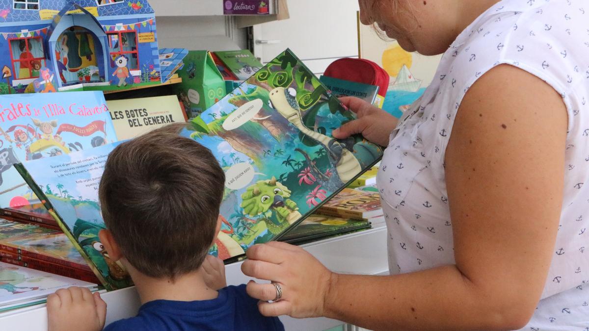 Un nen i la seva mare llegint un llibre a La Setmana del Llibre en Català