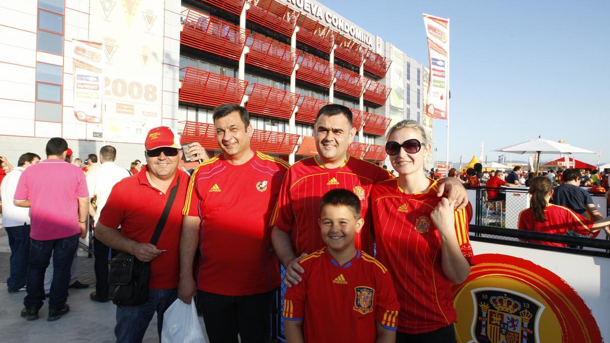 Aficionados en la visita de España a Nueva Condomina en 2010