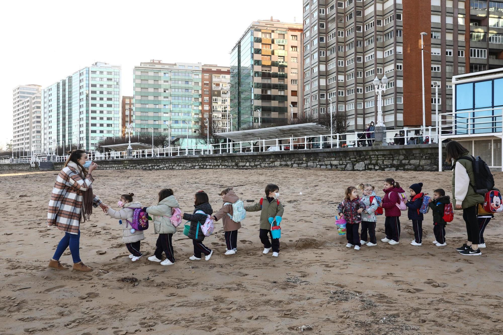 Los alumnos de Infantil del colegio San Vicente de Paúl se reencuentran en la playa