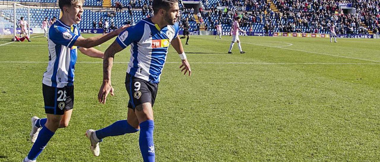 Jona y Abde celebran el gol del primero ante el Prat, el pasado mes de enero.