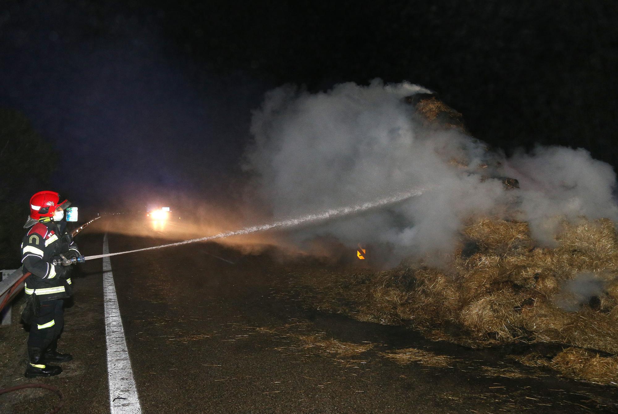 Así ha sido el espectacular incendio de un camión con paja esta noche en Burgos