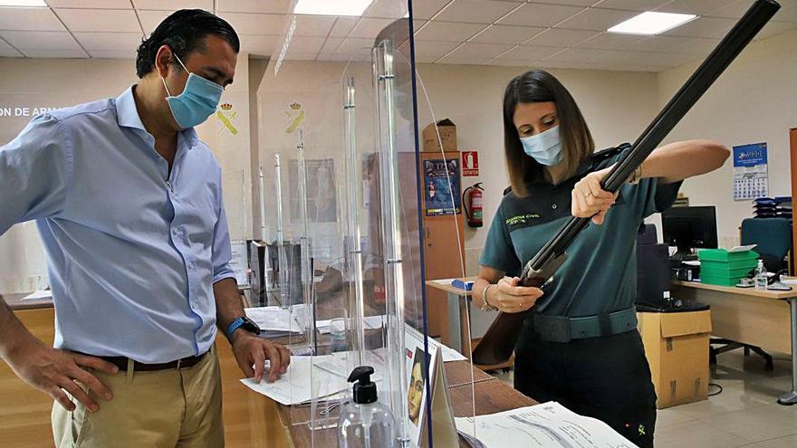 Un ciudadano entrega una escopeta en la oficina de Intervención de Armas de la Guardia Civil.