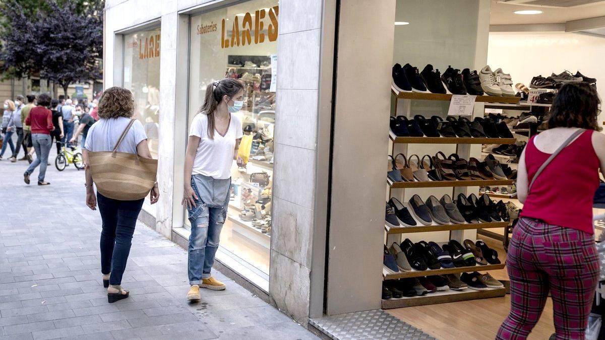 Zapatería abierta en la calle de Horta, junto a la plaza Eivissa