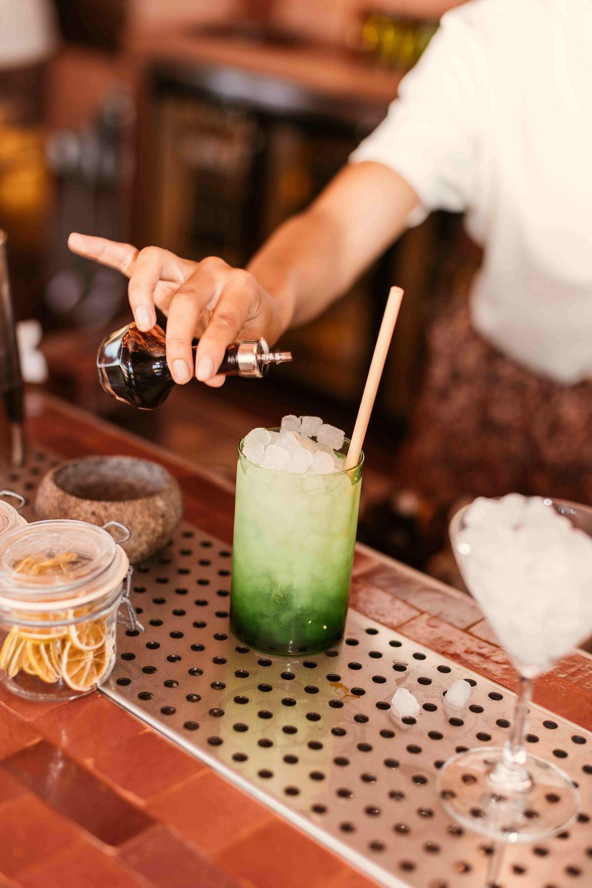 Amplia carta de bebidas y cócteles de autor en Pomelo Playa.