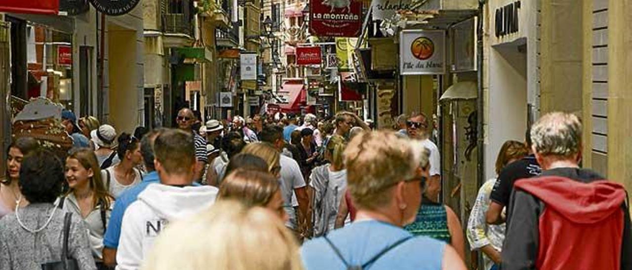 Turistas abarrotan el centro de Palma en mayo.