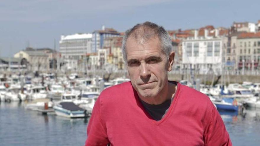 Ángel Caballero, ayer, en el puerto deportivo de Gijón.