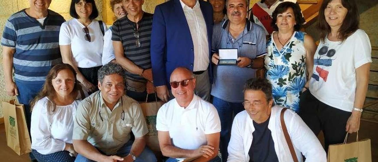 El alcalde de Meaño, en el centro, con los participantes en los actos del reencuentro. // Noé Parga