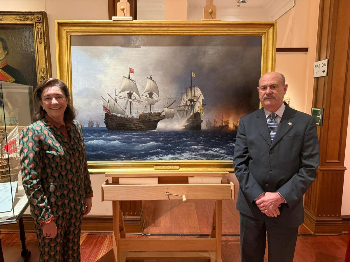 Cecilia Alvargonzález y Ramón Alvargonzález, con el cuado "Galeón San Martín, Capitana de D. Álvaro de Bazán en la batalla de la Isla de San Miguel 1582", en el Museo Naval de Madrid