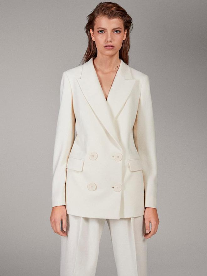 Una blazer blanca