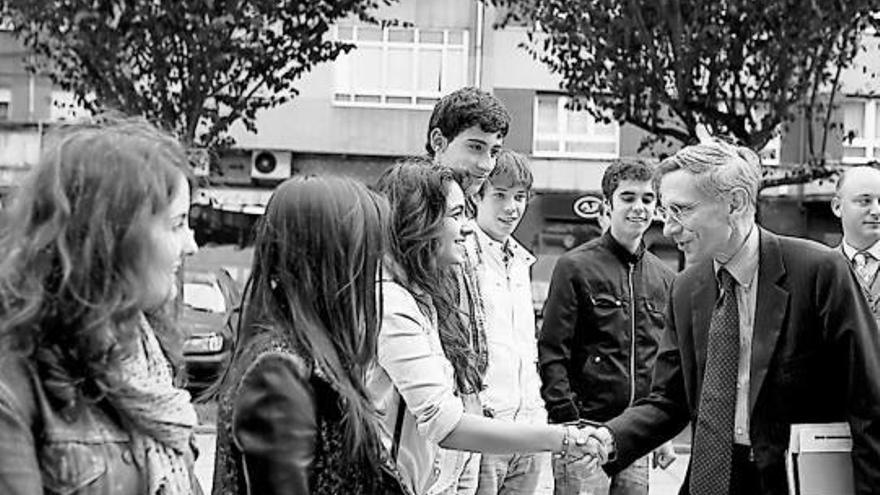 Bill Drayton saluda a varios estudiantes del programa de jóvenes emprendedores sociales, ayer, en Langreo.