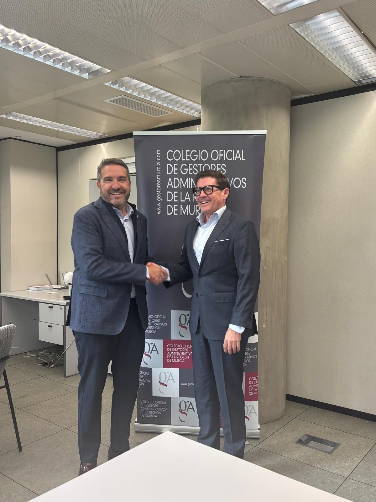 José Pérez de las Bacas y Vacas, presidente del Colegio  de Gestores Administrativos, y Miguel López Abad,  presidente de Croem, firman el acuerdo de colaboración.