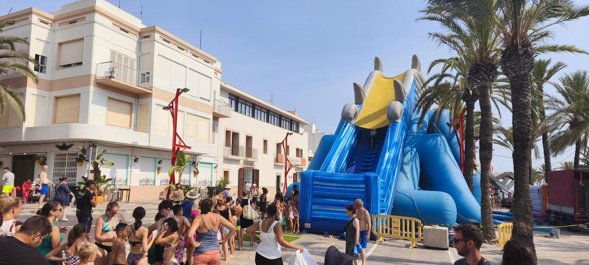 El enorme hinchable atrae especialmente al público más joven y ofrece una experiencia diferente y refrescante.
