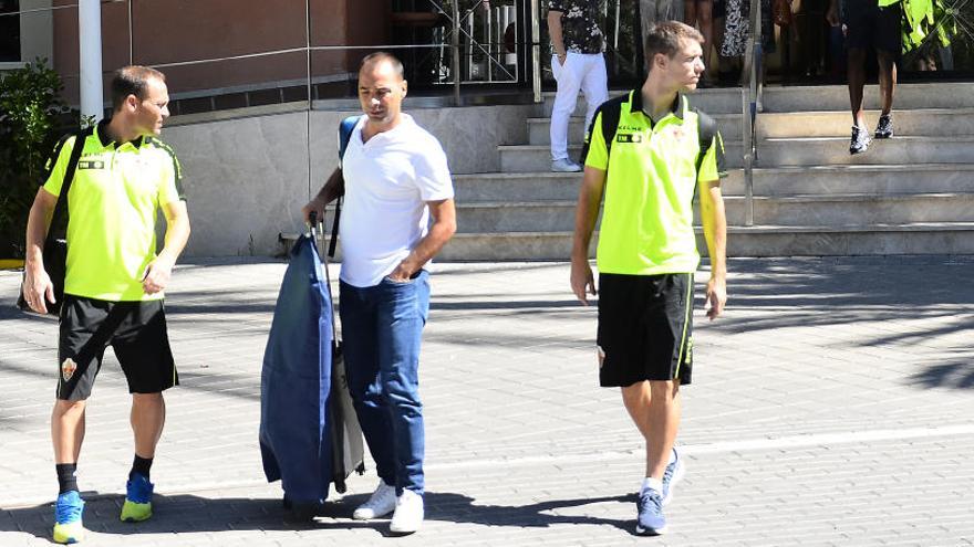 Jorge Cordero, junto a Nino y Manuel Sánchez, saliendo del hotel Milenio para ir al aeropuerto