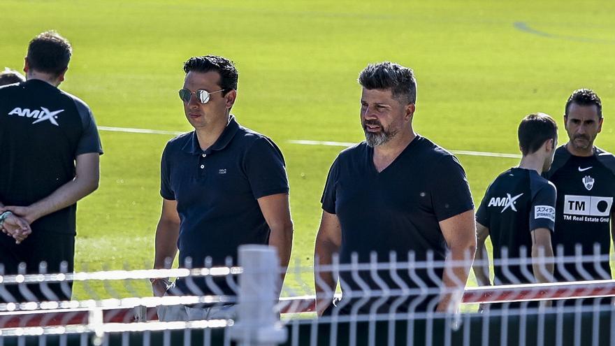 El propietario del Elche, Christian Bragarnik, y el secretario técnico, Sergio Mantecón, continúan sin cerrar la contratación del nuevo entrenador