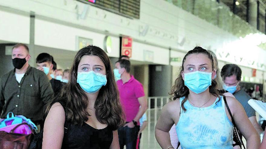 Dos turistas tras aterrizar ayer en el aeropuerto de Fuerteventura.