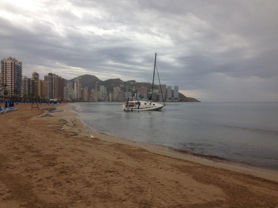 La tormenta arrastra una embarcación hasta la playa de Levante de Benidorm