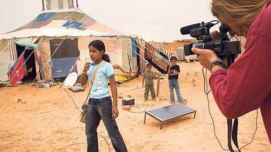 Imagen de un reportero de Agareso durante un proyecto en el Sáhara.