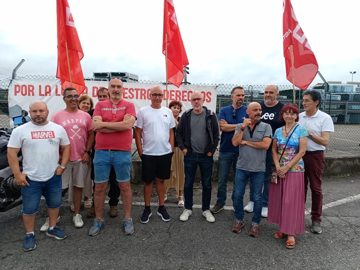 Unai sordo, sexto por la derecha, con José Manuel Zapico (quinto) y Jorge Espina (cuarto) junto a sindicalistas y trabajadores de la empresa y otros cargos de CC OO.