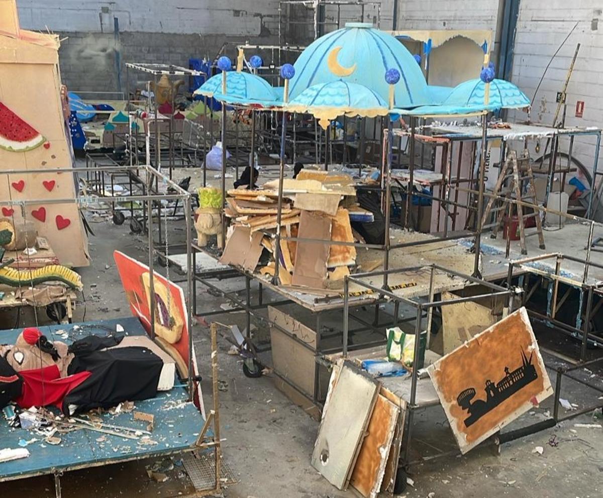 La nave afectada por supuestos robos, con los artilugios a medio desmontar.