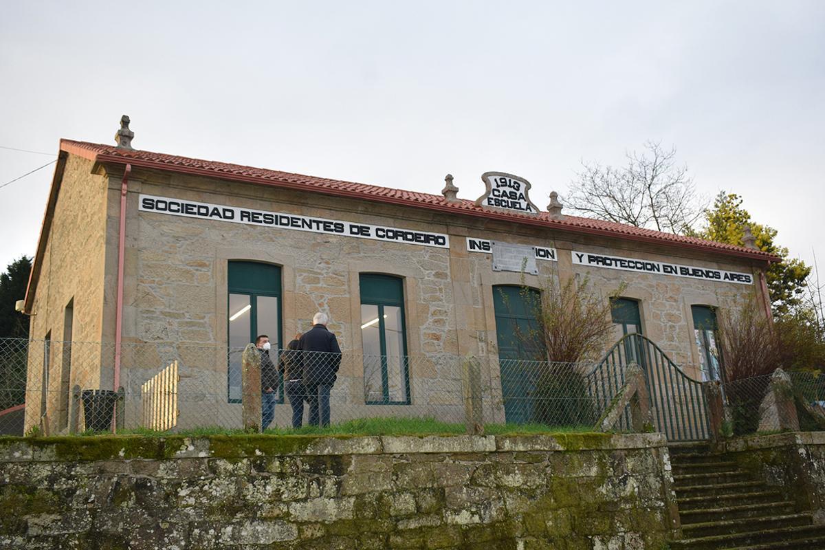 Una imagen exterior de la escuela.