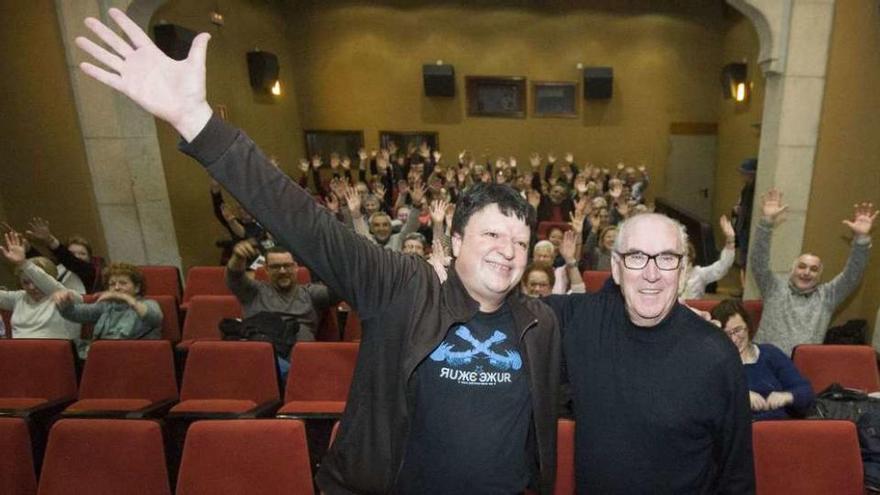 Xurxo Souto y el cantante de Los Satélites Sito Sedes, ayer, antes de la proyección.