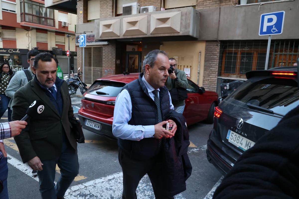 Así ha sido la salida de Carlos Baño de la comisaría de Alicante