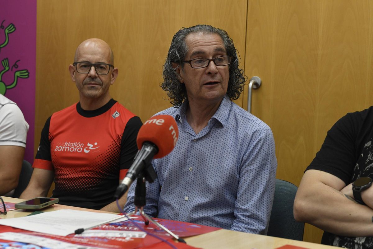 Presentación de la campaña "Mójate por la esclerosis múltiple 2025" con Andrés Campos, presidente de AZDEM y un representante de Triatlón Zamora, 2-7-2025