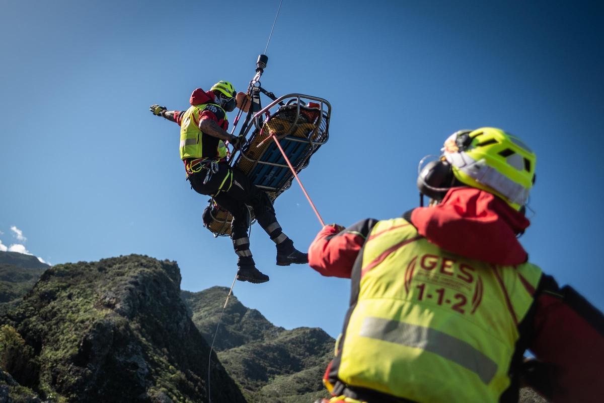 Izado de la camilla durante un entrenamiento de rescate del Grupo de Emergencias y Salvamento (GES) de Canarias.