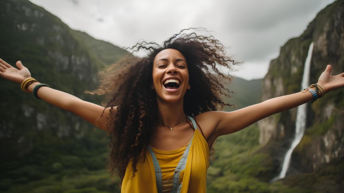 Mujer feliz en la montaña.