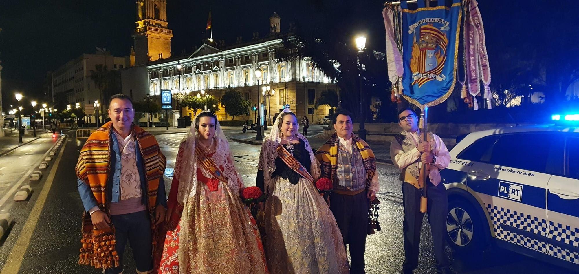 Érica y Camila, Falleras Mayores de Riba Roja, desfilan en la Ofrenda de València