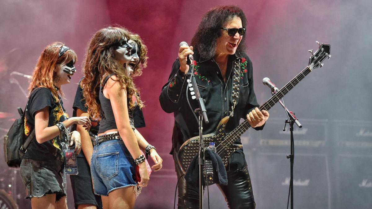 Seguidores de Gene Simmons en el escenario con el artista