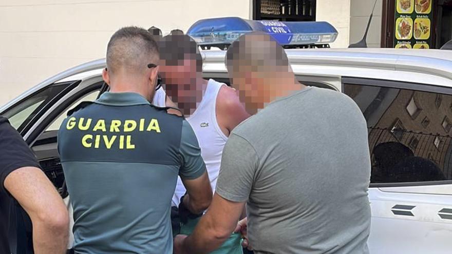 La Guardia Civil con uno de los detenidos.