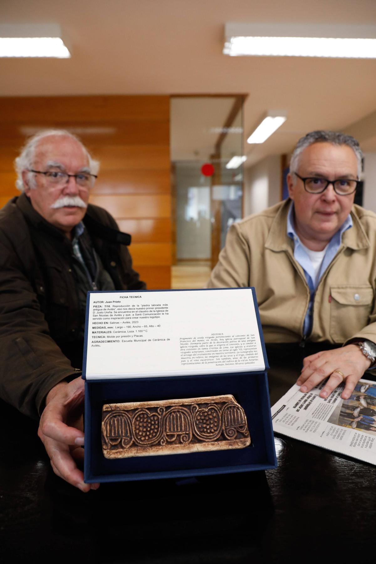 Por la izquierda, Juan Prieto y Juan García, ayer, con la reproducción de la estela visigoda en la redacción de LA NUEVA ESPAÑA de Avilés.