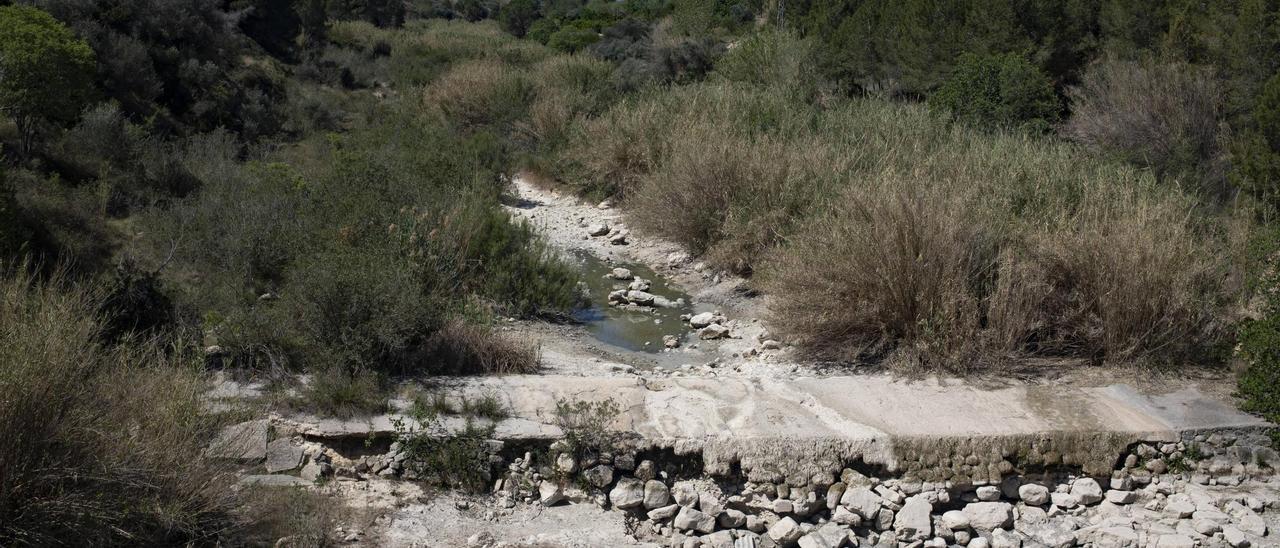 El río Canyoles, sin caudal a la altura del polígono la Garrofera de Canals.