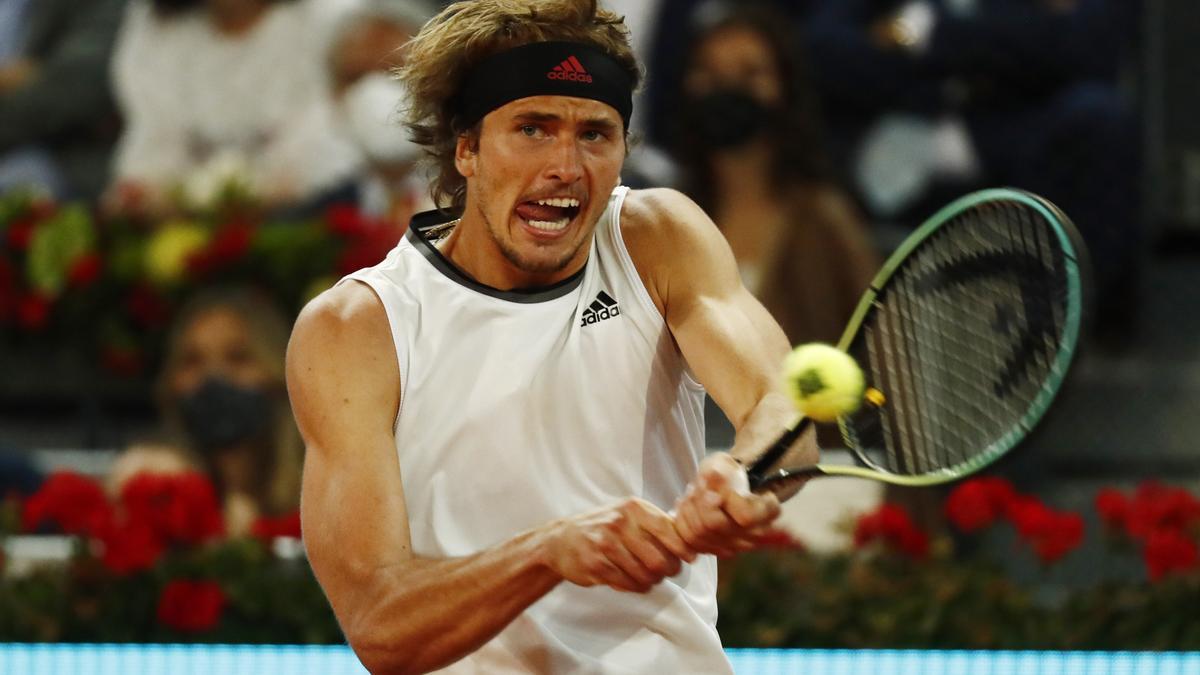 Zverev devuelve una bola ante Berrettini.