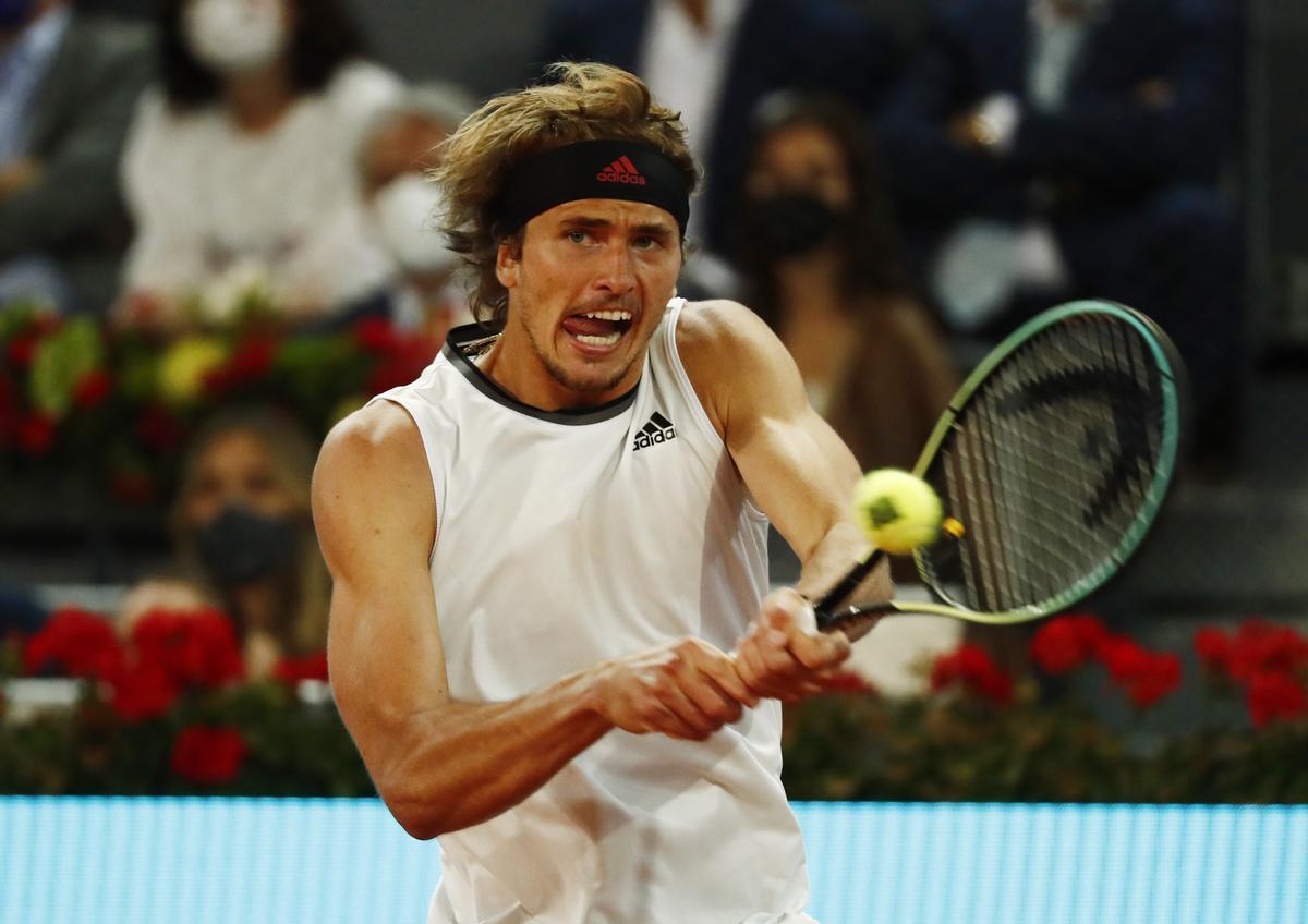 Zverev devuelve una bola ante Berrettini.