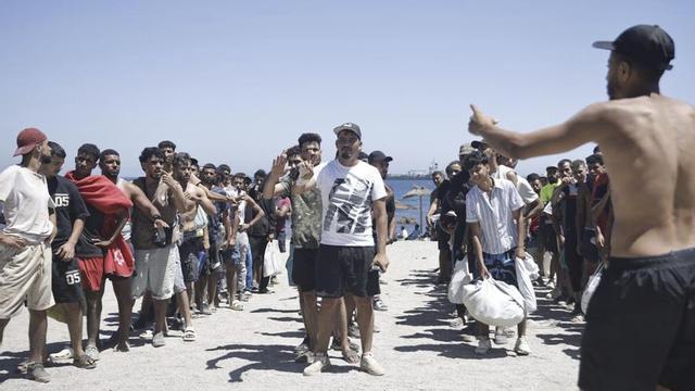 Un grup de migrants en una platja de Ceuta, ahir.